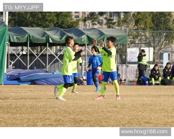 足球球星谢顶场上拼搏无畏精神激励无数年轻人追逐梦想